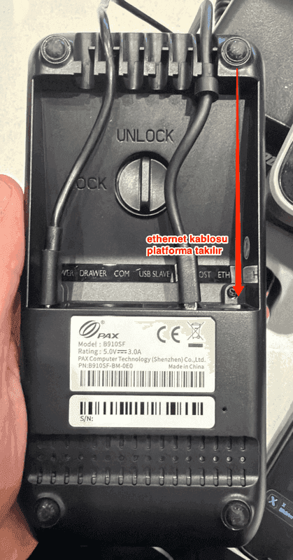 PAX B910SF platformunun alt yüzü, ok ETH girişine takılan ethernet kablosunu gösteriyor